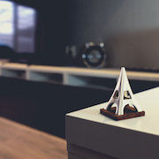 Estas miniaturas arquitectónicas ofrecen una alternativa minimalista a los típicos souvenirs